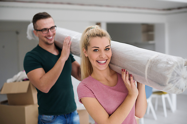 포토 JPG 해외이미지 여자 남자 행복 들기 상반신 성인 두명 옆모습 상자 카펫 준비 이삿짐 성인만 해외포토 감정 뷰포인트 모션 사람 이사 파일형식 이미지허브