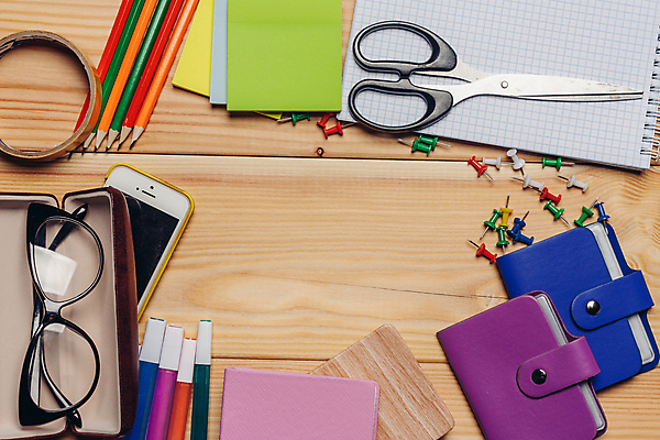 포토 JPG 해외이미지 안경 비즈니스 탁자 문구용품 사람없음 스마트폰 사무실 사무용품 오브젝트 스프링노트 명함지갑 해외포토 잡화 가구 핸드폰 스마트기기 공책 지갑 파일형식 이미지허브