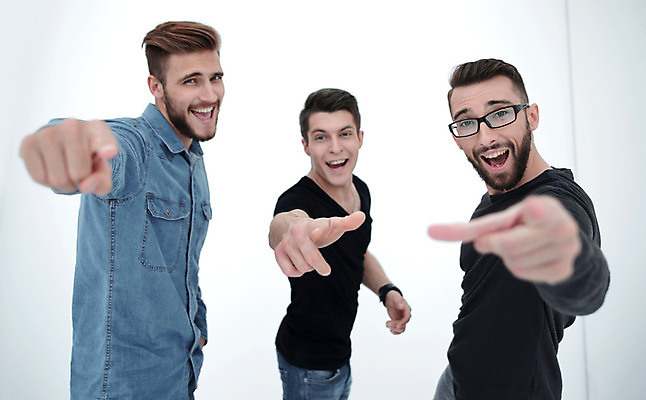 포토 JPG 해외이미지 서양인 남자 협력 웃음 상반신 성인 세명 가리킴 비즈니스맨 동료 성인남자만 해외포토 외국인 비즈니스 관계 표정 사람 손짓 직장인 남자만 성인만 파일형식 이미지허브