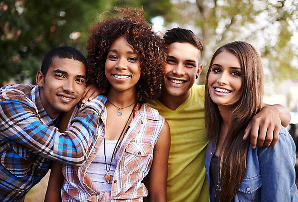 포토 JPG 해외이미지 주간 라이프스타일 여자 남자 행복 함께함 서기 여러명 20대 성인 야외 친구 기댐 우정 그룹 성인만 어깨에손 해외포토 자연요소 감정 다수 컨셉 관계 모션 사람 청년 생활 파일형식 이미지허브