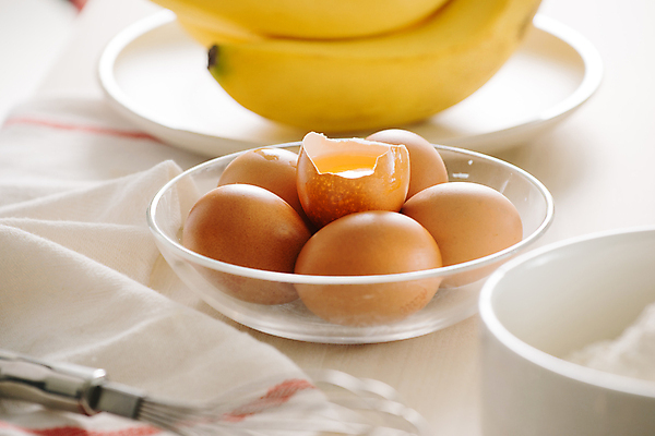 포토 JPG 해외이미지 바나나 실내 사람없음 계란 식탁보 소프트포커스 깨짐 유리접시 해외포토 접시 컨셉 과일 촬영기법 내부 알 파일형식 이미지허브