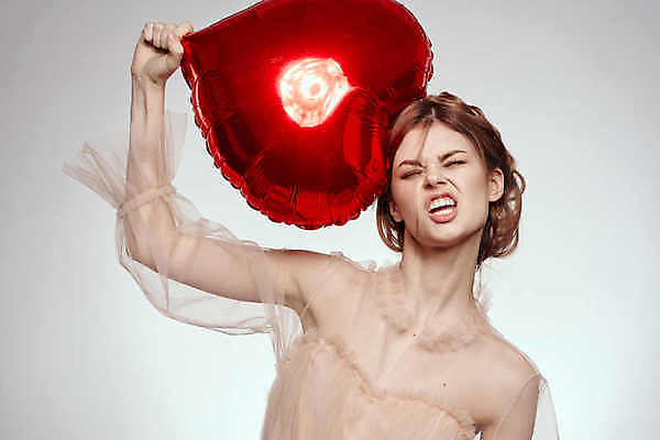 포토 JPG 해외이미지 드레스 여자 장난 한명 들기 상반신 성인 앞모습 하트 잡기 찡그림 흰배경 성인여자한명만 해외포토 모양 1 옷 뷰포인트 백그라운드 모션 표정 사람 흰색 여자한명만 성인여자만 파일형식 이미지허브