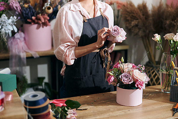 포토 JPG 해외이미지 여자 꽃 꽃다발 실내 한명 들기 상반신 성인 아웃포커스 업무 작업실 꽃집 만들기 플로리스트 성인여자한명만 해외포토 식물 직업 1 모션 촬영기법 사람 내부 상점 작업 여자한명만 성인여자만 파일형식 이미지허브
