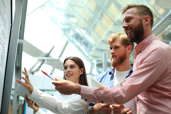 포토 JPG 해외이미지 직업 학생 라이프스타일 여자 교육 남자 안경 비즈니스 통신 탁자 노동자 아이디어 직장 함께함 실내 창조 사람 세명 친구 노트북 학습 컴퓨터 사무실 디지털 도시 업무 그룹 계획 건축가 디자이너 시작 청사진 통일 프로젝트 힙스터 해외포토 잡화 패션 가구 컨셉 회사 관계 내부 생활 전자제품 작업 파일형식 이미지허브