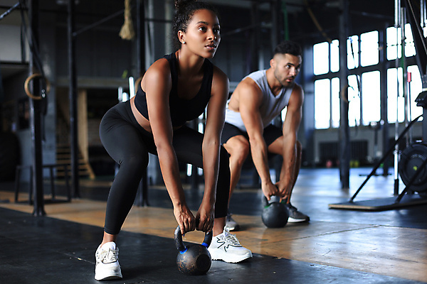 포토 JPG 해외이미지 전신 커플 여자 남자 백그라운드 함께함 들기 성인 두명 옆모습 운동복 운동 운동기구 아령 헬스장 보디빌더 성인만 해외포토 옷 뷰포인트 컨셉 관계 모션 건강 사람 헬스 보디빌딩 파일형식 이미지허브
