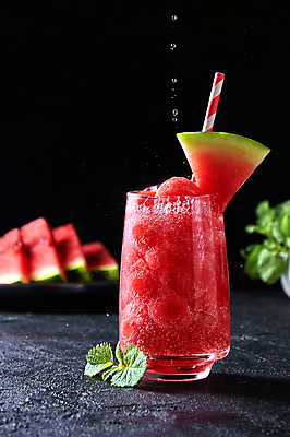 포토 JPG 해외이미지 잎 검은배경 단면 수박 실내 빨대 사람없음 아웃포커스 달콤 소다수 수박조각 수박주스 제철과일 해외포토 식물 음료 조각 백그라운드 과일 촬영기법 내부 검은색 맛 과일주스 제철 파일형식 이미지허브