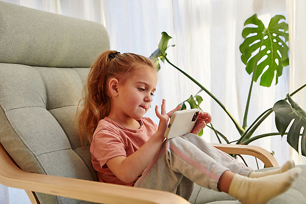 포토 JPG 해외이미지 전신 식물 라이프스타일 긴머리 어린이 인터넷 장난 놀이 모바일 휴식 아파트 주택 실내 한명 옆모습 스마트폰 핸드폰 금발 햇빛 디지털 추위 게임 커튼 소프트포커스 연결 집중 안락의자 온라인 동영상 결백 관심 비디오게임 터치스크린 중독자 안락 해외포토 1 헤어스타일 뷰포인트 컨셉 의자 촬영기법 사람 내부 건물 생활 전자제품 스마트기기 태양 파일형식 이미지허브