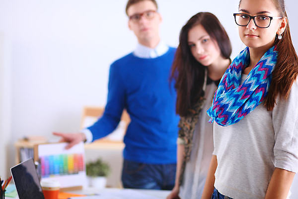 포토 JPG 해외이미지 백인 남자 행복 비즈니스 실내 대화 미소 사람 성인 세명 금융 노트북 컴퓨터 사무실 자료 업무 비즈니스맨 그룹 토론 디자이너 종업원 책상 분석 프로젝트 해외포토 서양인 직업 감정 가구 컨셉 표정 말하기 내부 경제 전자제품 작업 직장인 파일형식 이미지허브