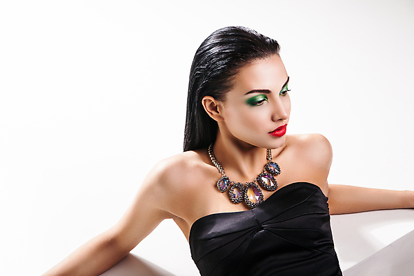 포토 JPG 해외이미지 백인 모델 헤어스타일 여자 얼굴 포즈 백그라운드 목걸이 장신구 손가락 팔찌 갈색머리 관리 미술 한명 사람 성인 뷰티 유행 상점 흰색 화려 매끈함 보석 피부 입술 만족 광택 완벽 완전 해외포토 서양인 1 손 감정 컬러 컨셉 문화예술 신체부위 감각 광석 파일형식 이미지허브