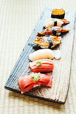 포토 JPG 해외이미지 전통 접시 음식 치즈 새우 어류 사람없음 빨간색 세트 식당 일본 식사 초밥 해조류 두루마리 참치 해산물 메뉴 롤 연어 아보카도 대두 해외포토 식기 아시아 컬러 과일 유제품 갑각류 상점 수중동물 해양식물 일본음식 파일형식 이미지허브