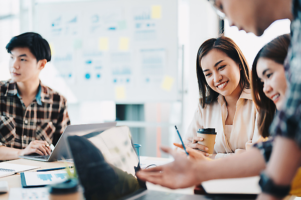 포토 JPG 해외이미지 직업 학생 라이프스타일 디자인 회사 비즈니스 사업가 통신 탁자 협력 설계 아이디어 직장 함께함 대화 사람 여러명 노트북 컴퓨터 사무실 디지털 업무 작업 비즈니스맨 비즈니스우먼 그룹 계획 토론 디자이너 동료 경영 마케팅 프로젝트 힙스터 콜라보레이션 브레인스토밍 해외포토 여자 패션 남자 가구 다수 컨셉 관계 말하기 생활 전자제품 직장인 파일형식 이미지허브
