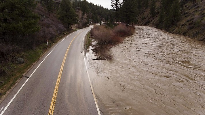 포토 JPG 해외이미지 도로 여행 백그라운드 교통시설 자동차 자연 표면 날씨 거리 풍경 사람없음 야외 물 강 환경 어둠 손상 운전 젖음 흐름 도시 고속도로 보행로 위험 아스팔트 홍수 속도 웅덩이 분무기 폭풍 내추럴 나쁜 스플래쉬 해외포토 자연요소 길 육상교통 교통 컨셉 모션 자연재해 시설 생태계 파일형식 이미지허브