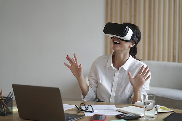 포토 JPG 해외이미지 직업 손 여자 행복 안경 장난 비즈니스 놀이 탁자 미래 노동자 고글 주택 직장 한명 앉기 노트북 컴퓨터 3D 디지털 헤드폰 터치 게임 업무 작업 비즈니스우먼 종업원 사이버 손목시계 책상 흥분 멀리 동영상 혁명 게이머 단절 프리랜서 가상 가상현실 현실 해외포토 1 잡화 감정 시계 음향기기 가구 컨셉 회사 장신구 모션 사람 건물 신체부위 전자제품 직장인 디지털합성 파일형식 이미지허브