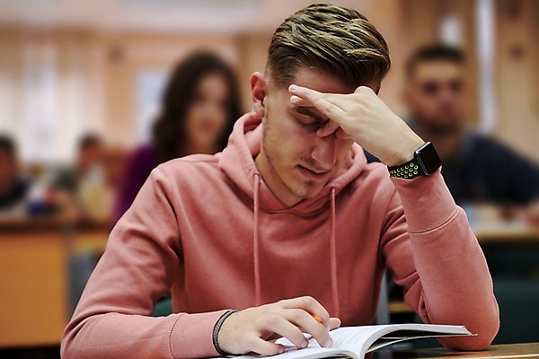 포토 JPG 해외이미지 학생 교육 남자 교실 스트레스 피곤 여러명 성인 아웃포커스 책 스터디 눈감음 고통 찡그림 책상 두통 문제 증상 손짚기 성인만 해외포토 감정 가구 다수 컨셉 학교 모션 촬영기법 표정 사람 손짓 학습 질병 파일형식 이미지허브