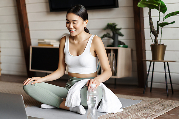 포토 JPG 해외이미지 전신 라이프스타일 응시 여자 실내 한명 들기 앉기 동양인 성인 앞모습 노트북 운동복 수건 운동 매트 물병 성인여자한명만 홈트레이닝 해외포토 1 시선 옷 뷰포인트 모션 건강 사람 인종 내부 생활 전자제품 위생용품 물통 여자한명만 성인여자만 파일형식 이미지허브