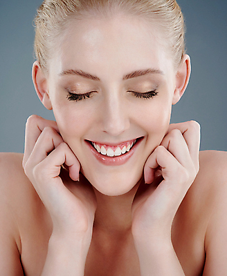 포토 JPG 해외이미지 모델 여자 백그라운드 한명 상반신 성인 앞모습 뷰티 눈감음 턱괴기 우아함 피부 성인여자한명만 카피스페이스 해외포토 1 뷰포인트 컨셉 모션 사람 신체부위 공백 여자한명만 성인여자만 파일형식 이미지허브