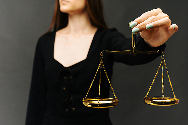 포토 JPG 해외이미지 손 여자 비즈니스 한명 사람 동양인 정장 금융 잡기 비교 몸무게 인도인 심볼 눈금 법 법관 공정 히스패닉 공평 변호사 법정 심각 평등 카피스페이스 해외포토 외국인 직업 1 옷 컨셉 모션 인종 신체부위 경제 공백 법률가 파일형식 이미지허브