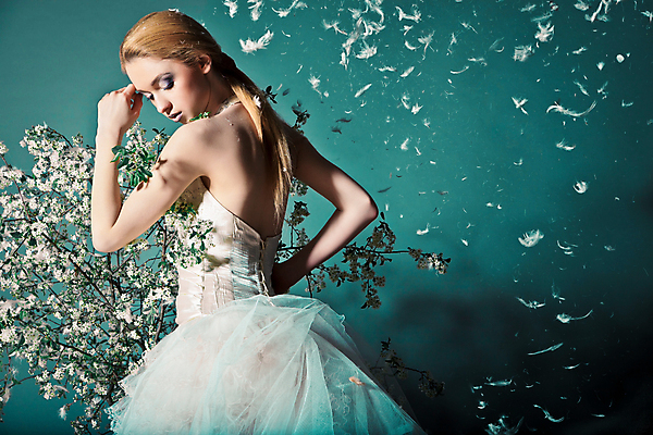 포토 JPG 해외이미지 백인 모델 드레스 여자 꽃 웨딩드레스 포즈 결혼 한명 상반신 성인 옆모습 화려 우아함 깃털 성인여자한명만 해외포토 서양인 식물 1 옷 뷰포인트 컨셉 사람 이벤트 여자한명만 성인여자만 파일형식 이미지허브