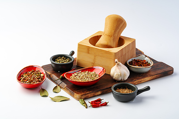 포토 JPG 해외이미지 식재료 실내 사람없음 향신료 흰배경 막자사발 나무도마 월계수 통마늘 할라피뇨 해외포토 백그라운드 고추 도마 마늘 내부 목재 흰색 사발 향미료 파일형식 이미지허브