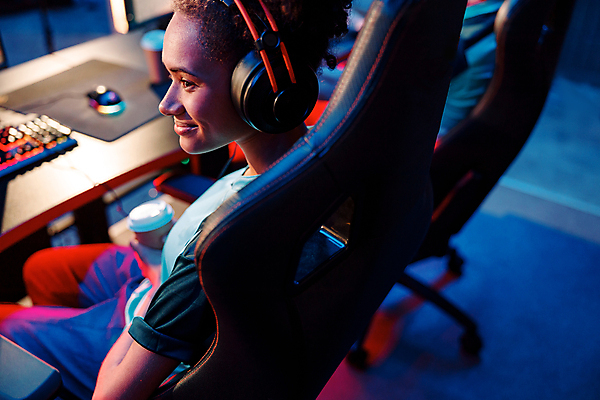 포토 JPG 해외이미지 여자 의자 한명 상반신 성인 취미 옆모습 헤드셋 경쟁 게임 키보드 마우스 사이버 게이머 테이크아웃컵 성인여자한명만 해외포토 1 뷰포인트 음향기기 가구 컨셉 놀이 사람 컵 컴퓨터용품 헤드폰 여자한명만 성인여자만 파일형식 이미지허브