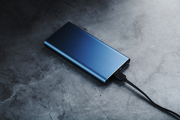 포토 JPG 해외이미지 디자인 백그라운드 컨셉 장신구 탁자 검은배경 모바일 사람없음 야외 스마트폰 핸드폰 알약 디지털 스크린 힘 장비 에너지 흰색 공구 플러그 은색 연결 휴대용 USB 스마트 오브젝트 서비스 전자 충전 고립 베터리 요금 용량 충전기 공급 해외포토 컬러 가구 전자제품 스마트기기 약 검은색 기계 도구 파일형식 이미지허브