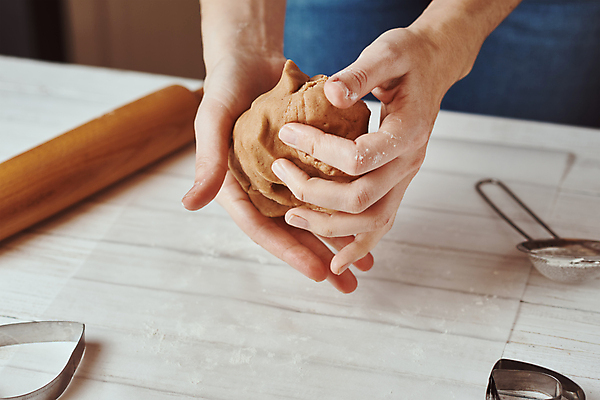 포토 JPG 해외이미지 모양 전통 손 계절 여자 음식 빵 백그라운드 크리스마스 탁자 휴가 디저트 주택 발렌타인데이 사랑 요리 사람없음 장식 쿠키 케이크 주방 빵집 하트 시골 축하 달콤 자르기 시리얼 굽기 준비 반죽 만들기 밀가루 레시피 생강 방법 페스츄리 핸드메이드 해외포토 기념일 감정 가구 컨셉 채소 모션 데이이벤트 사람 건물 신체부위 상점 맛 가루 구이 파일형식 이미지허브