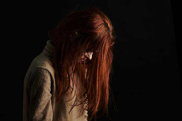 포토 JPG 해외이미지 여자 실내 고개숙이기 한명 상반신 성인 옆모습 슬픔 우울감 우울증 힘듦 성인여자한명만 해외포토 1 감정 뷰포인트 컨셉 숙이기 사람 내부 질병 여자한명만 성인여자만 파일형식 이미지허브