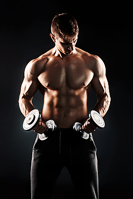 포토 JPG 해외이미지 남자 검은배경 근육 한명 들기 상반신 성인 앞모습 아령 보디빌더 근육질 성인남자한명만 해외포토 1 뷰포인트 백그라운드 모션 사람 검은색 보디빌딩 몸매 남자한명만 성인남자만 파일형식 이미지허브