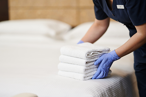 포토 JPG 해외이미지 직업 라이프스타일 여자 가구 장갑 컨셉 유니폼 가사 베개 호텔 아파트 주택 실내 한명 안전 사람 내부 수건 청결 침실 방 흰색 침대 바이러스 고급 보호 담요 청소 직원 서비스 가정부 다락방 해외포토 1 잡화 옷 컬러 생활용품 침구 숙소 건물 생활 위생용품 위생 파일형식 이미지허브