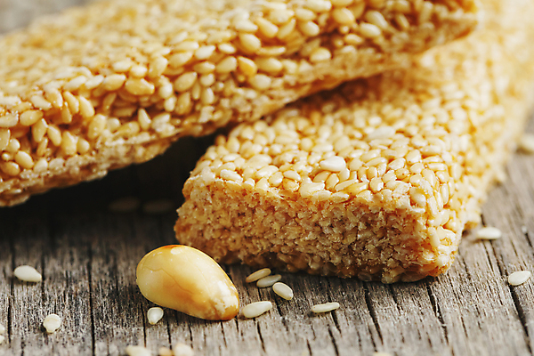 포토 JPG 해외이미지 실내 사람없음 아웃포커스 땅콩 에너지바 참깨 나무배경 해외포토 음식 백그라운드 촬영기법 내부 견과류 깨 파일형식 이미지허브