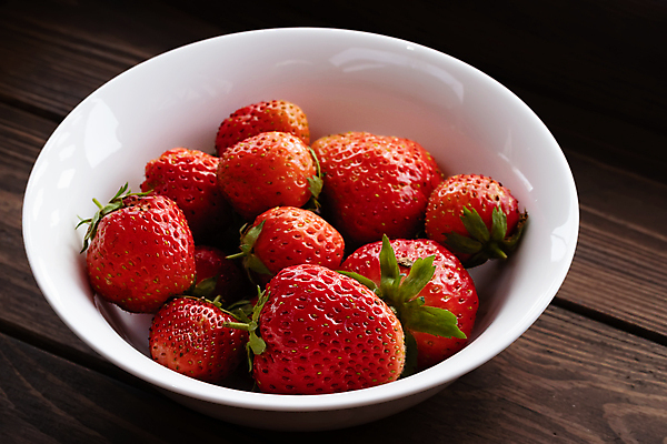 포토 JPG 해외이미지 그릇 딸기 근접촬영 사람없음 빨간색 신선 나무탁자 해외포토 식기 뷰포인트 컬러 과일 탁자 파일형식 이미지허브