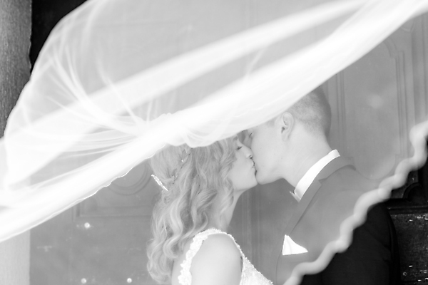 포토 JPG 해외이미지 백인 커플 여자 남자 행복 결혼 결혼식 키스 흑백 실내 사랑 상반신 성인 두명 옆모습 눈감음 베일 신랑신부 성인만 해외포토 서양인 감정 신부_웨딩 뷰포인트 신랑 관계 모션 촬영기법 사람 이벤트 내부 애정표현 파일형식 이미지허브