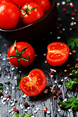 포토 JPG 해외이미지 그릇 토마토 방울토마토 검은배경 단면 실내 사람없음 소금 통후추 해외포토 식기 백그라운드 채소 내부 검은색 후추 파일형식 이미지허브