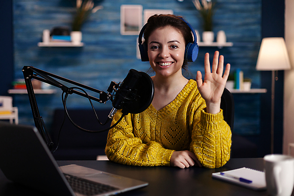 포토 JPG 해외이미지 응시 여자 한명 상반신 성인 앞모습 컵 파란색 노트북 촬영 헤드셋 공책 책상 마이크 손인사 방송 촬영실 성인여자한명만 유튜버 해외포토 1 식기 시선 뷰포인트 컬러 음향기기 가구 문구용품 사람 전자제품 헤드폰 공간 인사 여자한명만 성인여자만 파일형식 크리에이터 이미지허브