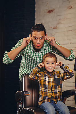 포토 JPG 해외이미지 남자 아들 어린이 장난 함께함 실내 웃음 앉기 소년 상반신 성인 두명 앞모습 잡기 아빠 남자만 해외포토 뷰포인트 컨셉 가족 모션 표정 사람 내부 파일형식 이미지허브