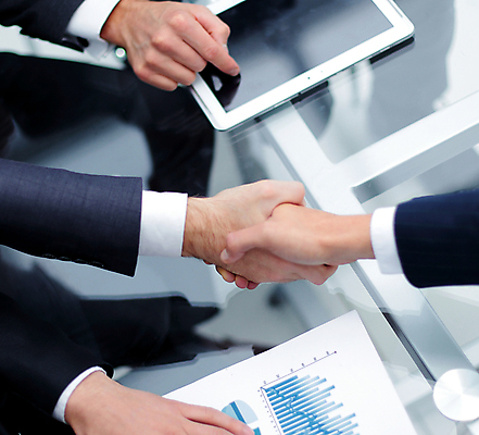 포토 JPG 해외이미지 손 비즈니스 협력 악수 실내 협상 신체부위 태블릿 문서 해외포토 사람 손짓 내부 전자제품 스마트기기 파일형식 이미지허브