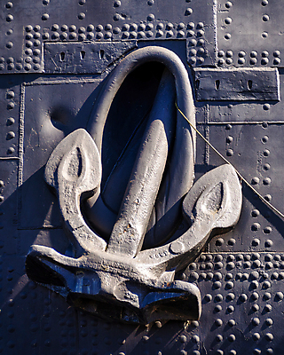 포토 JPG 해외이미지 1 산업 바다 백그라운드 컨셉 부분 항해 안전 사람없음 옆모습 물 파란색 금속 검은색 흰색 절약 그물 보트 파편 탈출 철 오브젝트 부식 군용 함선 해군 포트 무거움 닻 옛날 철강 유일 해외포토 자연요소 뷰포인트 컬러 배_교통 재질 군대 무게 파일형식 이미지허브