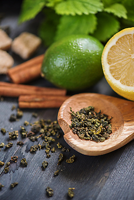 포토 JPG 해외이미지 티타임 근접촬영 사람없음 레몬 라임 나무숟가락 찻잎 시나몬스틱 해외포토 뷰포인트 과일 휴식 차_음료 숟가락 시나몬 파일형식 이미지허브