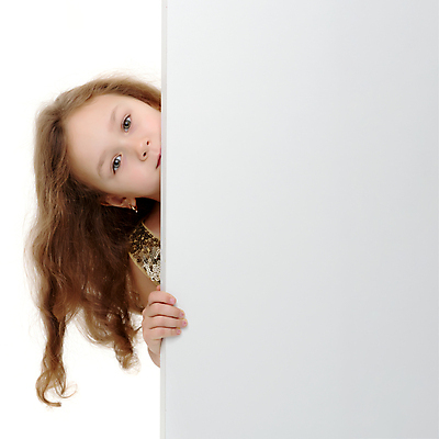 포토 JPG 해외이미지 서양인 여자 어린이 백그라운드 한명 상반신 앞모습 사각형 엿보기 집중 보여주기 주목 소녀한명만 카피스페이스 해외포토 도형 외국인 1 뷰포인트 컨셉 모션 사람 공백 여자한명만 소녀만 파일형식 이미지허브