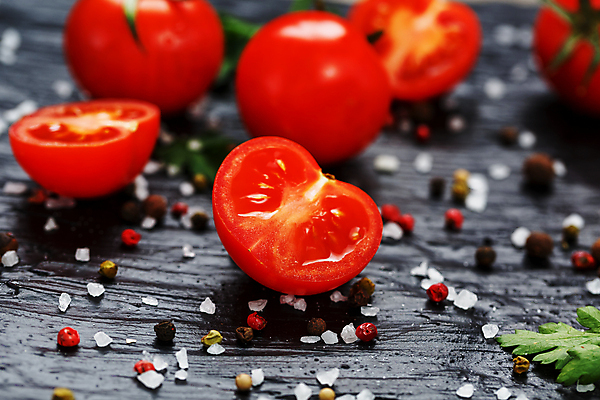 포토 JPG 해외이미지 토마토 방울토마토 검은배경 단면 실내 사람없음 아웃포커스 소금 통후추 해외포토 백그라운드 채소 촬영기법 내부 검은색 후추 파일형식 이미지허브