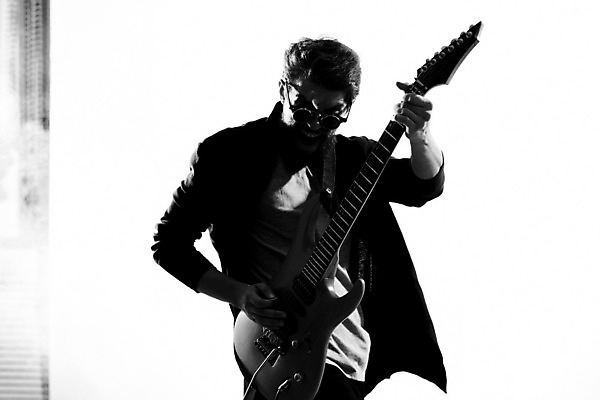 포토 JPG 해외이미지 남자 연주 흑백 한명 상반신 성인 앞모습 선글라스 기타 매기 기타리스트 노려봄 로큰롤 락스타 성인남자한명만 해외포토 1 안경 음악 뷰포인트 모션 현악기 촬영기법 표정 사람 연주자 남자한명만 성인남자만 파일형식 이미지허브