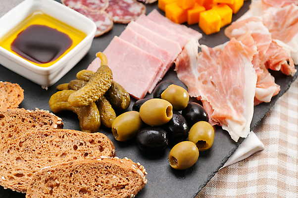 포토 JPG 해외이미지 실내 사람없음 바게트 안주 올리브 햄 피클 돌판 프로슈토 와인플래터 해외포토 열매 빵 육류 내부 돌_바위 절임 파일형식 이미지허브