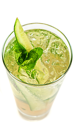 포토 JPG 해외이미지 오이 잔 실내 사람없음 아웃포커스 하이앵글 얼음 칵테일 민트 흰배경 칵테일잔 해외포토 자연요소 식기 뷰포인트 백그라운드 채소 술잔 주류 촬영기법 내부 흰색 허브 파일형식 이미지허브