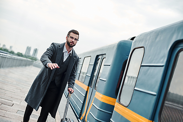 포토 JPG 해외이미지 백인 직업 1 라이프스타일 계절 남자 안경 여행 비즈니스 사업가 교통시설 노동자 수염 한명 사람 인종 성인 야외 갈색 여행객 봄 기차 코트 도시 업무 비즈니스맨 역 출퇴근 승객 일반 단상 그만 수하물 스타일 유일 해외포토 서양인 잡화 육상교통 컬러 교통 대중교통 생활 외투 작업 직장인 시설 파일형식 이미지허브