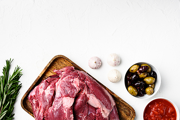 포토 JPG 해외이미지 식재료 실내 마늘 생고기 사람없음 하이앵글 흰배경 날것 양고기 나무쟁반 올리브절임 해외포토 뷰포인트 백그라운드 채소 쟁반 육류 내부 목재 흰색 올리브 절임 파일형식 이미지허브