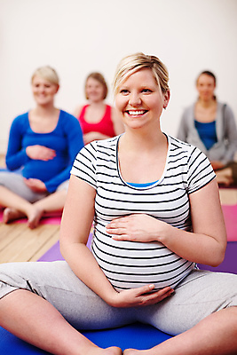 포토 JPG 해외이미지 전신 여자 요가 실내 앉기 여러명 성인 앞모습 아웃포커스 임산부 요가복 감싸기 임산부요가 성인여자만 해외포토 웰빙 뷰포인트 다수 모션 촬영기법 사람 내부 운동복 임신 여자만 성인만 파일형식 이미지허브