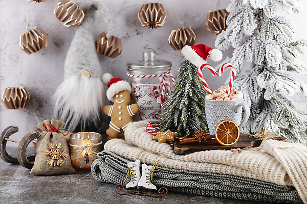 포토 JPG 해외이미지 크리스마스 크리스마스용품 실내 사람없음 미니어처 니트 향초 코코아 미니트리 진저맨 진저쿠키 해외포토 기념일 음료 상의 초 내부 크리스마스트리 모형 쿠키 용품 파일형식 이미지허브