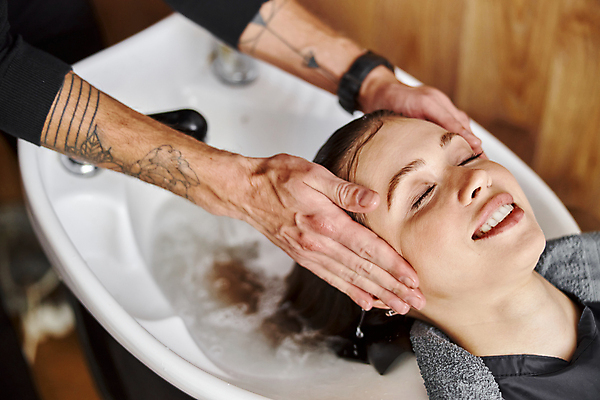 포토 JPG 해외이미지 백인 손 여자 실내 한명 상반신 성인 옆모습 신체부위 눈감음 미용실 머리손질 머리감기 감싸기 성인여자한명만 샴푸대 해외포토 서양인 1 뷰포인트 모션 사람 내부 뷰티 청결 뷰티샵 여자한명만 성인여자만 파일형식 이미지허브