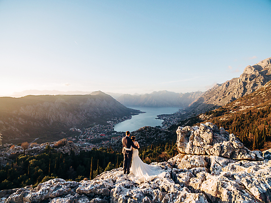 포토 JPG 해외이미지 주간 전신 커플 여자 남자 허리손 결혼 하늘 산 서기 성인 야외 두명 뒷모습 신랑신부 성인만 전경 해외포토 자연요소 신부_웨딩 뷰포인트 포즈 신랑 관계 모션 사람 풍경 이벤트 파일형식 탑뷰 이미지허브