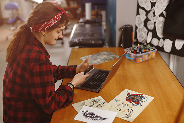 포토 JPG 해외이미지 응시 여자 도안 실내 미술 한명 들기 앉기 상반신 성인 옆모습 노트북 스마트폰 디자이너 문신 책상 그림 타투이스트 성인여자한명만 해외포토 직업 1 시선 뷰포인트 가구 모션 문화예술 사람 내부 전자제품 핸드폰 스마트기기 여자한명만 성인여자만 파일형식 이미지허브